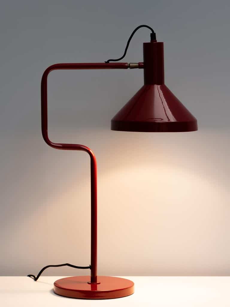 מנורת שולחן אדומה