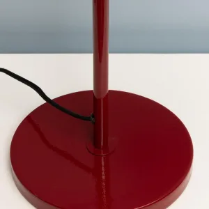 מנורת שולחן אדומה